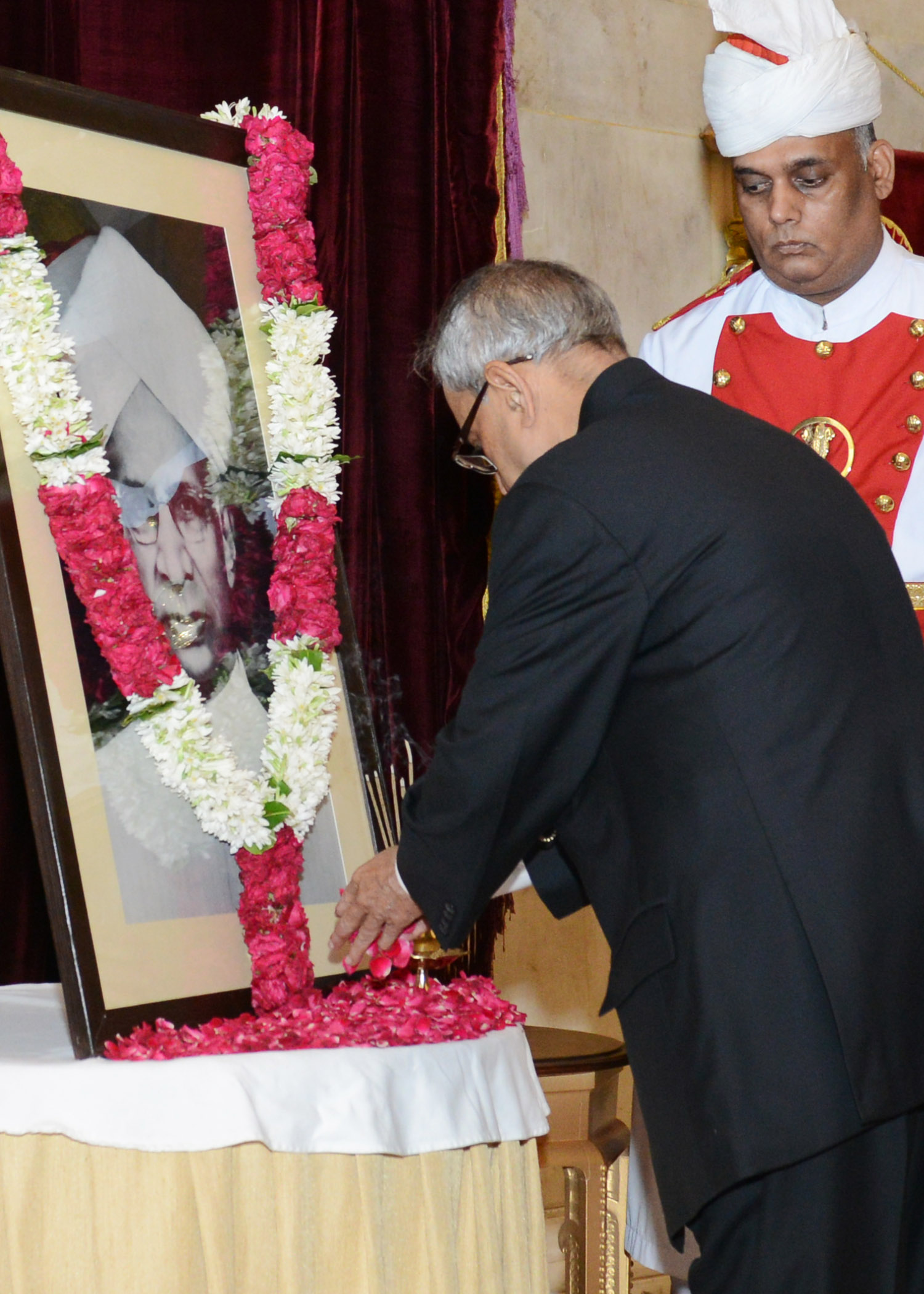 भारत के राष्ट्रपति, श्री प्रणब मुखर्जी 5 सितम्बर, 2014 को, राष्ट्रपति भवन में भारत के पूर्व राष्ट्रपति, डॉ. सर्वपल्ली राधाकृष्णन की जन्म जयंती पर उनके चित्र पर पुष्पांजलि अर्पित करते हुए। 