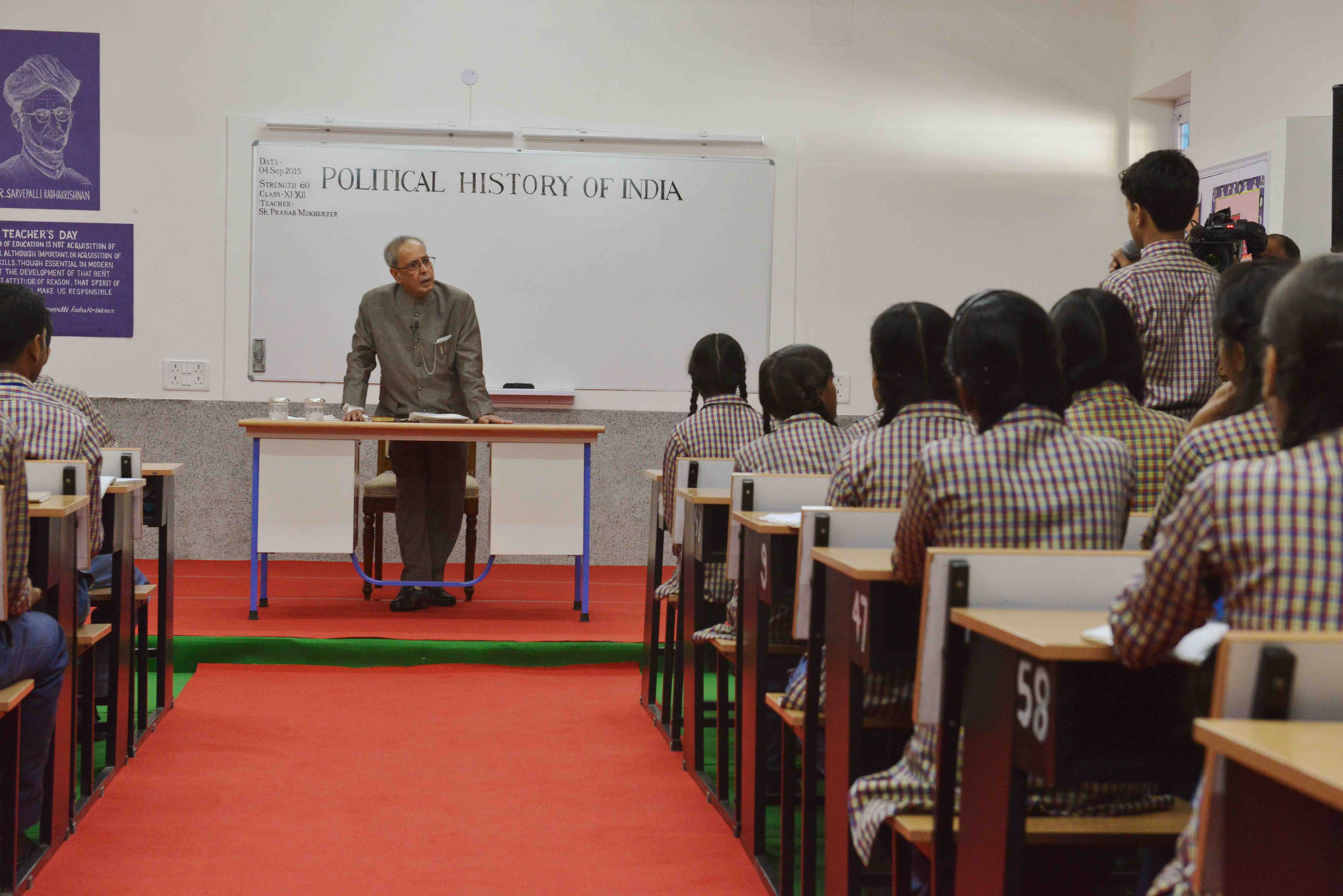 भारतके राष्ट्रपति, श्री प्रणब मुखर्जी 4 सितंबर, 2015 को राष्ट्रपति संपदा, नई दिल्ली में डॉ. राजेंद्र प्रसाद सर्वोदय विद्यालय के विद्यार्थियों को संबोधित करते हुए