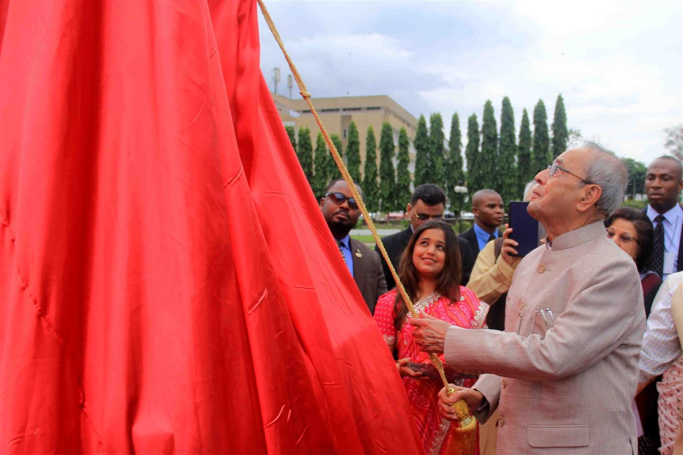 The President of India, Shri Pranab Mukherjee unveiling the statue of Mahatma Gandhi at the University of Ghana in Ghana (Accra) on June 13, 2016. 