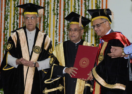 भारत के राष्ट्रपति, श्री प्रणब मुखर्जी 5जुलाई,2013 को उत्तरप्रदेश में,भारतीय प्रौद्योगिकी संस्थान,कानपुर के 45वें दीक्षांत समारोह में विख्यात भौतिकीविद,डॉ.अशोक सेन को डॉक्टर ऑफ साइन्स (मानद)की उपाधि प्रदान करते हुए चित्र में उत्तरप्रदेश के राज्यपाल,श्री ब