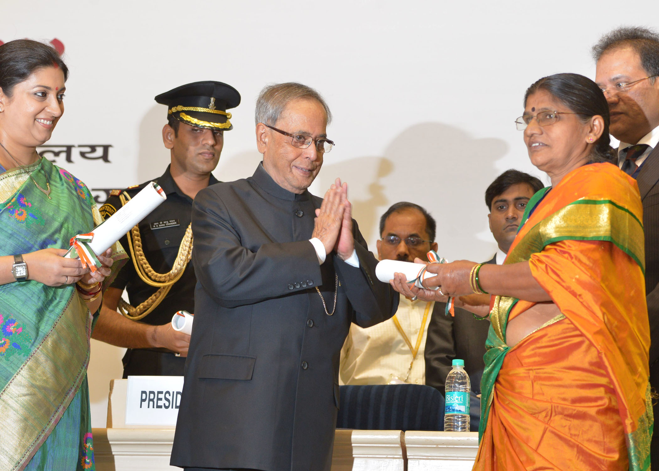 The President of India, Shri Pranab Mukherjee while presenting a National Award to teacher on the occasion of Teachers’ Day at Vigyan Bhavan in New Delhi on September 5, 2014. 