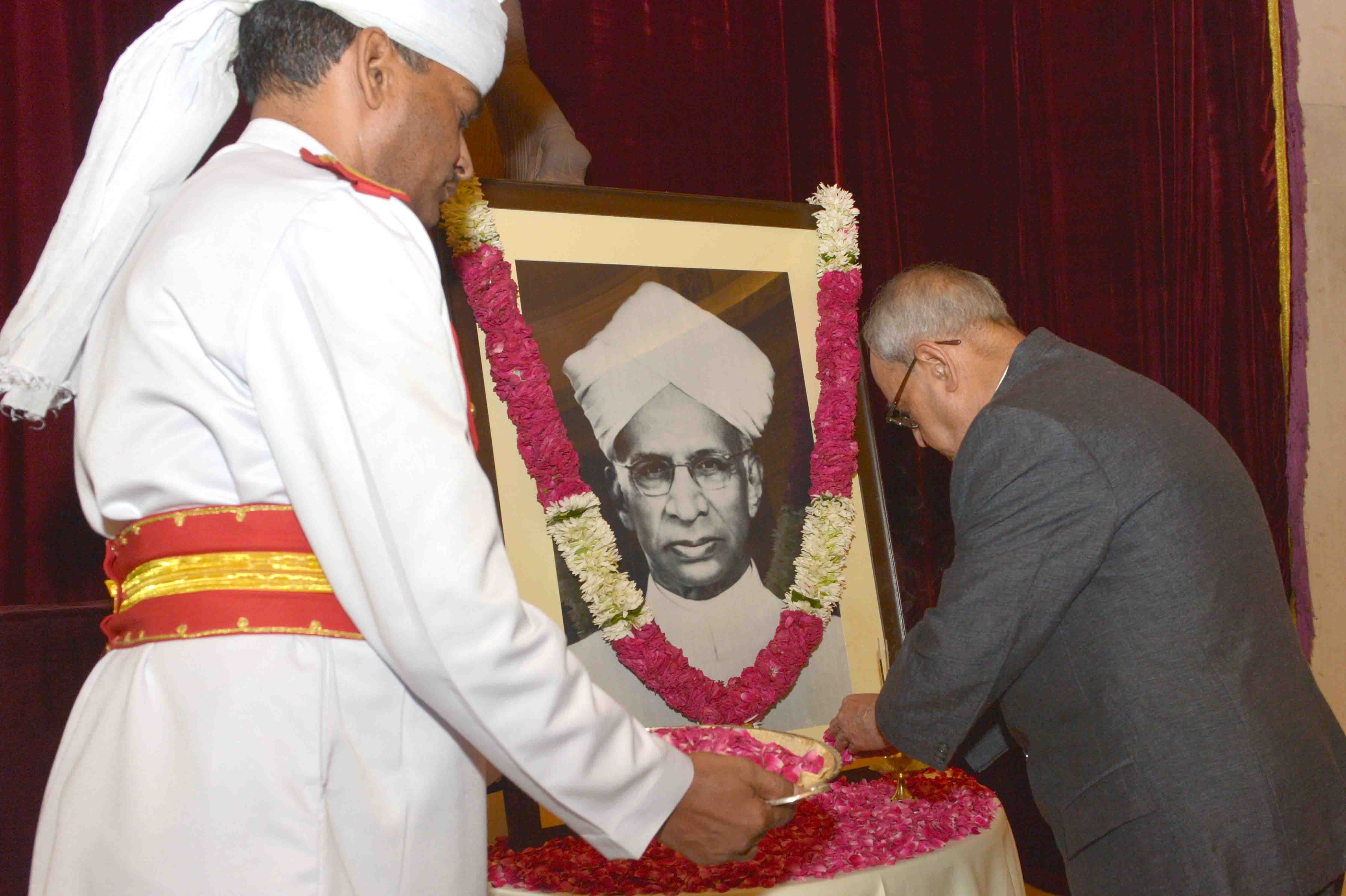 भारत के राष्ट्रपति, श्री प्रणब मुखर्जी 5 सितंबर, 2015 को राष्ट्रपति भवन में भारत के पूर्व राष्ट्रपति, डॉ. सर्वपल्ली राधाकृष्णन की जन्म जयंती के अवसर पर उनके चित्र पर पुष्पांजलि अर्पित करते हुए