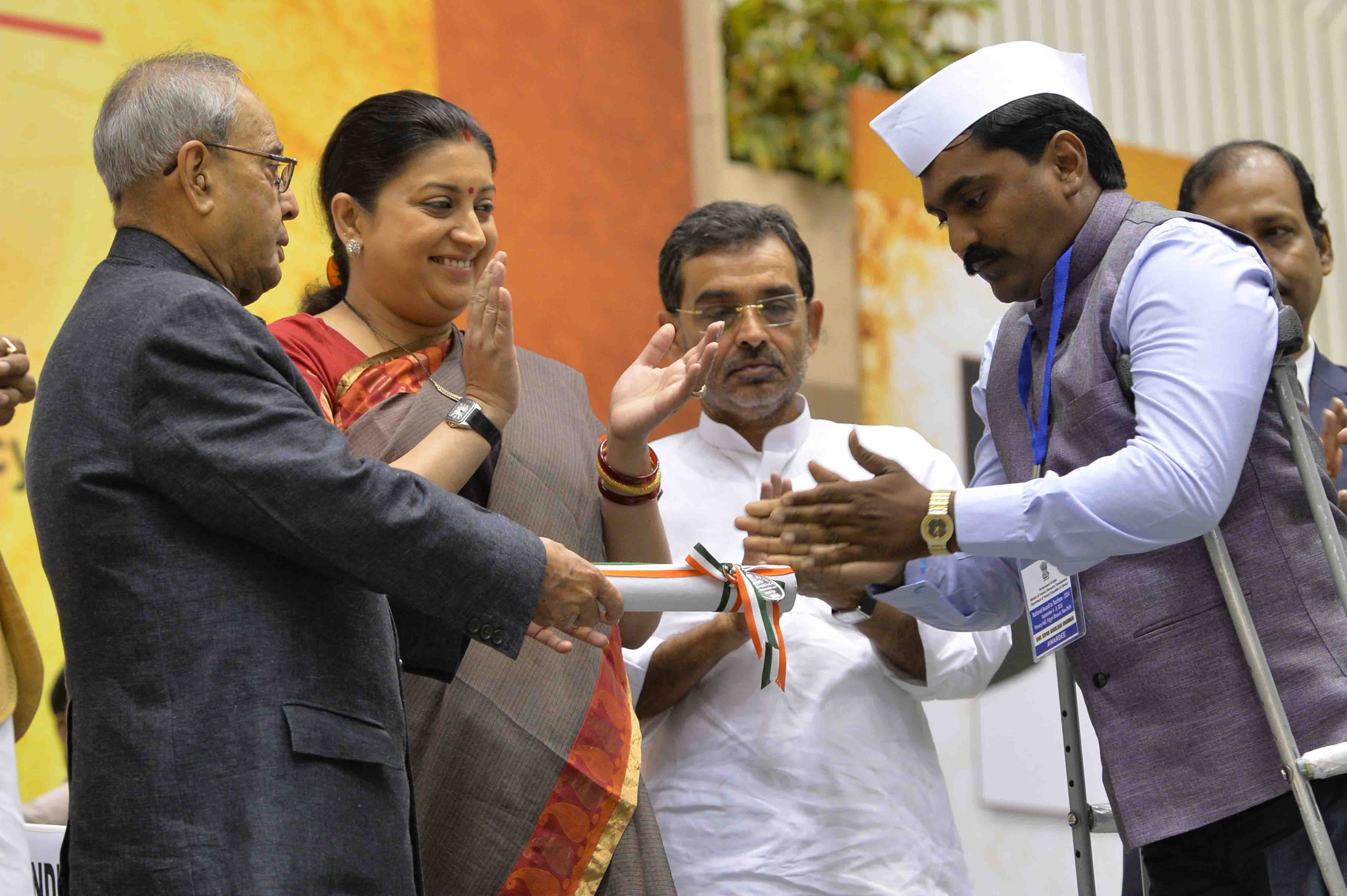 भारत के राष्ट्रपति, श्री प्रणब मुखर्जी 5 सितंबर, 2015 को विज्ञान भवन, नई दिल्ली में शिक्षक दिवस के अवसर पर शिक्षकों को राष्ट्रीय पुरस्कार प्रदान करते हुए