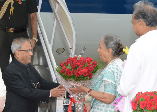 The President of India, Shri Pranab Mukherjee being received by the Governor of Rajasthan, Smt. Margaret Alva and the Chief Minister of Rajasthan, Shri Ashok Gehlot on his Arrival at Jaipur Airport in Rajasthan on July 9, 2013.