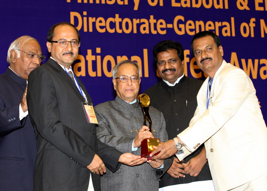 The President of India, Shri Pranab Mukherjee while presenting the National Safety Awards (Mines) at Vigyan Bhavan in New Delhi on November 21, 2012. Also seen is the Union Minister of Labour and Employement, Shri Mallikarjun Kharge.