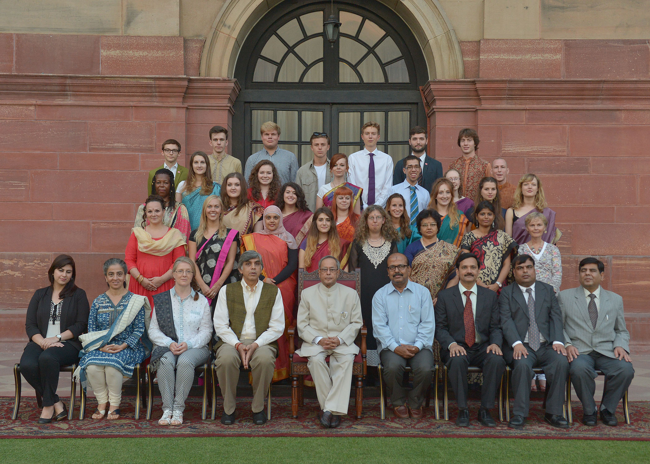 The President of India, Shri Pranab Mukherjee with the students from King’s College, London and University of Edinburgh, Scotland at Rashtrapati Bhavan on September 9, 2014. 