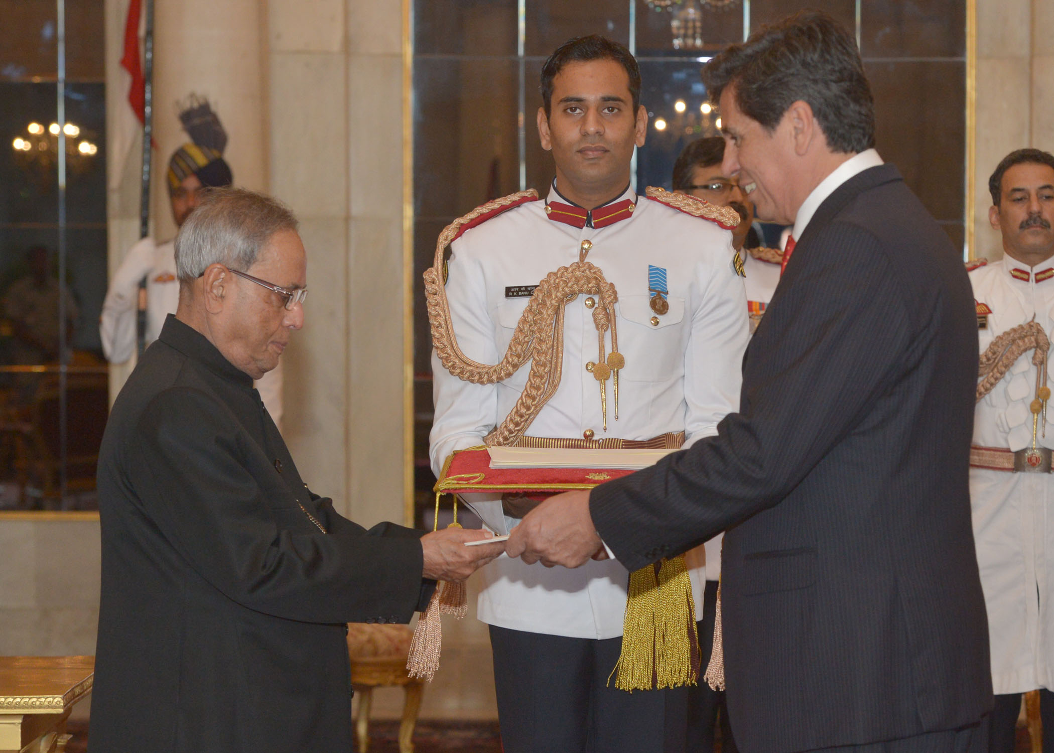 The Ambassador of Chile, His Excellency Mr. Andres Barbe Gonzalez presenting his credential to the President of India, Shri Pranab Mukherjee at Rashtrapati Bhavan on September 12, 2014. 