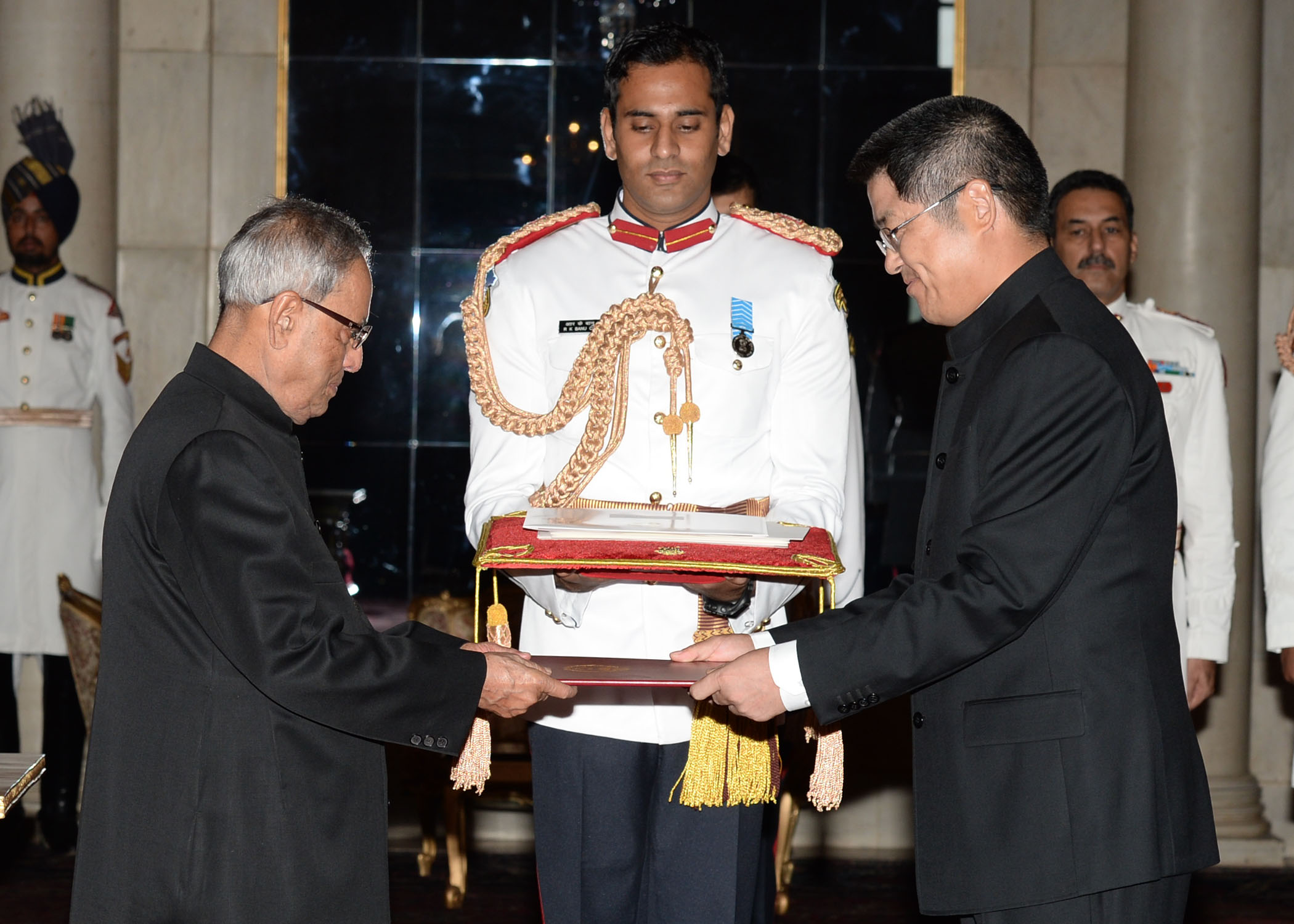 The Ambassador of People’s Republic of China, His Excellency Mr. Le Yucheng presenting his credential to the President of India, Shri Pranab Mukherjee at Rashtrapati Bhavan on September 12, 2014. 