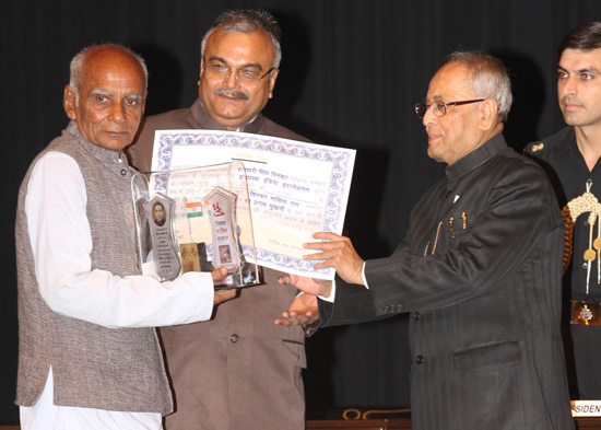 The President of India, Shri Pranab Mukherjee while presenting the Dinkar Sahitya Samman at Rashtrapati Bhavan Auditorium in New Delhi on November 23, 2012.