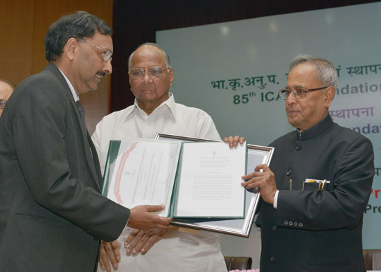 The President of India, Shri Pranab Mukherjee while presenting an ICAR National Award on the occasion of the 85th Foundation Day Lecture of the Indian Council of Agriculture Research (ICAR) at National Agriculture Science Centre Complex, Pusa in New Delhi