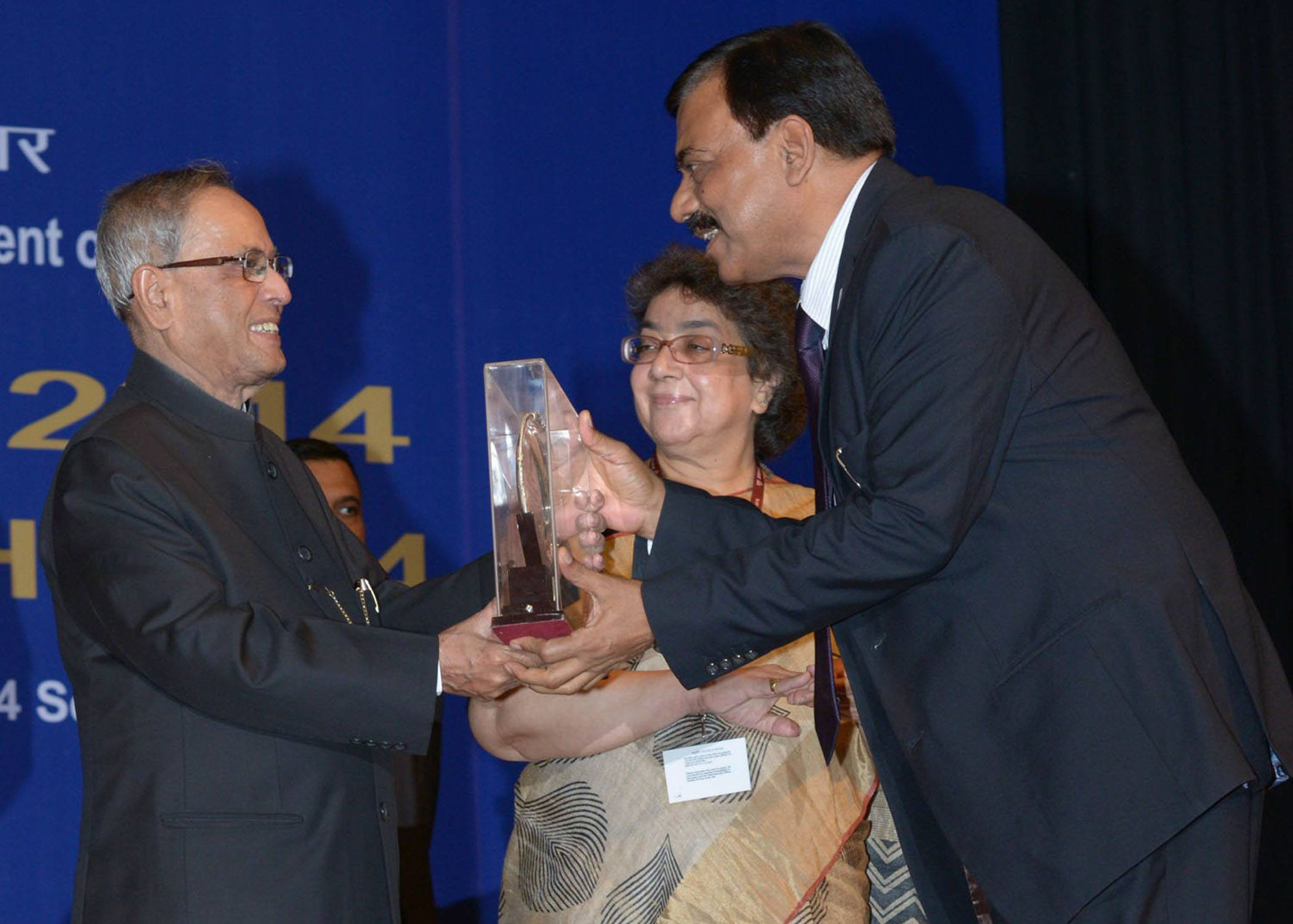 The President of India, Shri Pranab Mukherjee while presenting the Rajbhasa awards in various categories on the occasion of Hindi Divas at Rashtrapati Bhavan on September 14, 2014. 