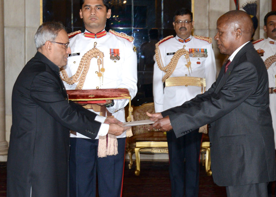 The High Commissioner of the Republic of Zambia, His Excellency Brigadier General Patrick Rumedyo Tembo (Retd) presenting his credentials to the President of India, Shri Pranab Mukherjee at Rashtrapati Bhavan in New Delhi on July 17, 2013.