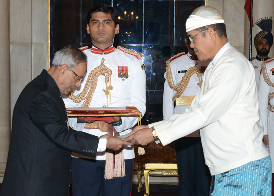 The Ambassador of the Republic of the Union of Myanmar, His Excellency U Aung Khin Soe presenting his credentials to the President of India, Shri Pranab Mukherjee at Rashtrapati Bhavan in New Delhi on July 17, 2013.