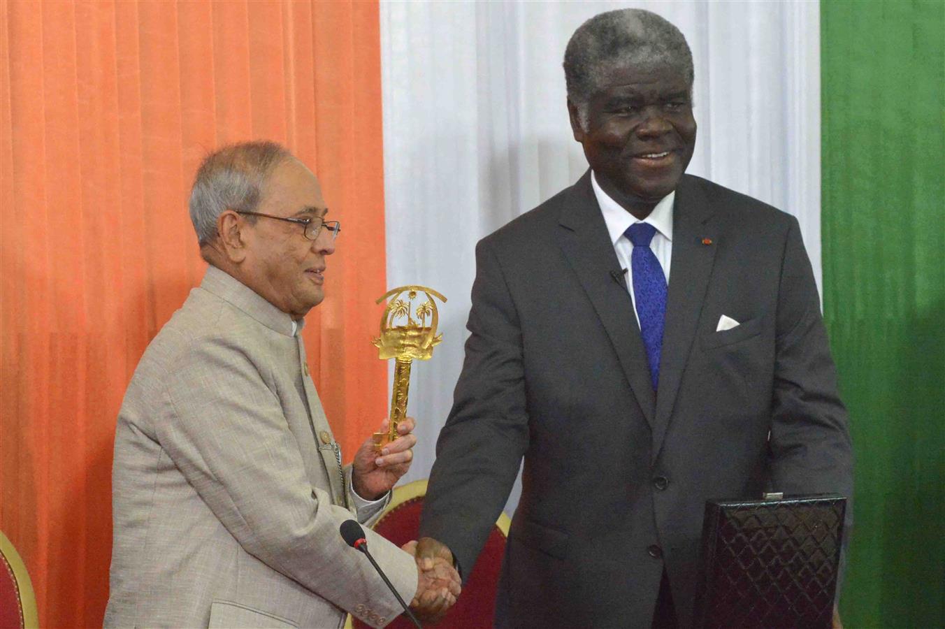 The President of India, Shri Pranab Mukherjee receiving Key and Parchment of city of Abidjan from Mr.Robert Beugré Mambé, Governor of Abidjan at District Hotel in Republic of Cote D’ivoire in Abidjan on June 15, 2016. 