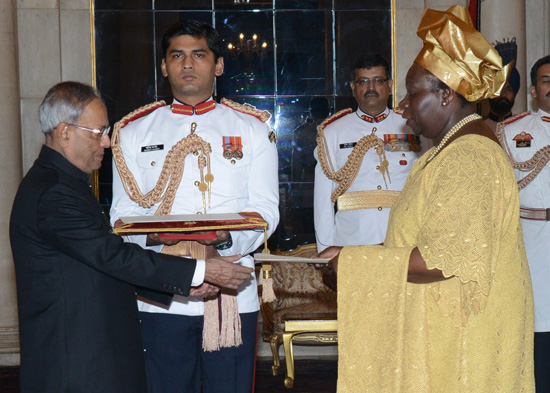 The High Commissioner of the Republic of Kenya, Her Excellency Mrs. Florence Imisa Weche presenting her credentials to the President of India, Shri Pranab Mukherjee at Rashtrapati Bhavan in New Delhi on July 17, 2013.