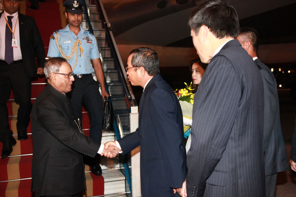 The President of India, Shri Pranab Mukherjee being received by the Vice Minister for Foreign Affairs and Chairman of President's Office of Vietnam, Dao Viet Trung on his arrival at Hanoi International Airport on September 14, 2014 at the start of his Sta 