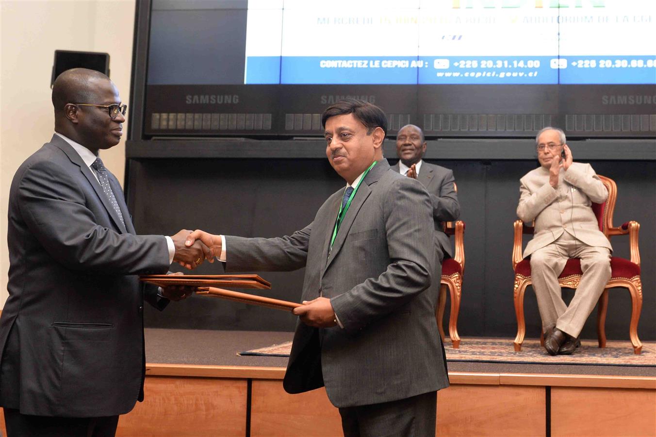 The President of India, Shri Pranab Mukherjee witnessing the exchange of MOU between CII and CEPICI at Federation of Ivorian Business Enterprises in Republic of Cote D’ivoire in Abidjan on June 15, 2016. 