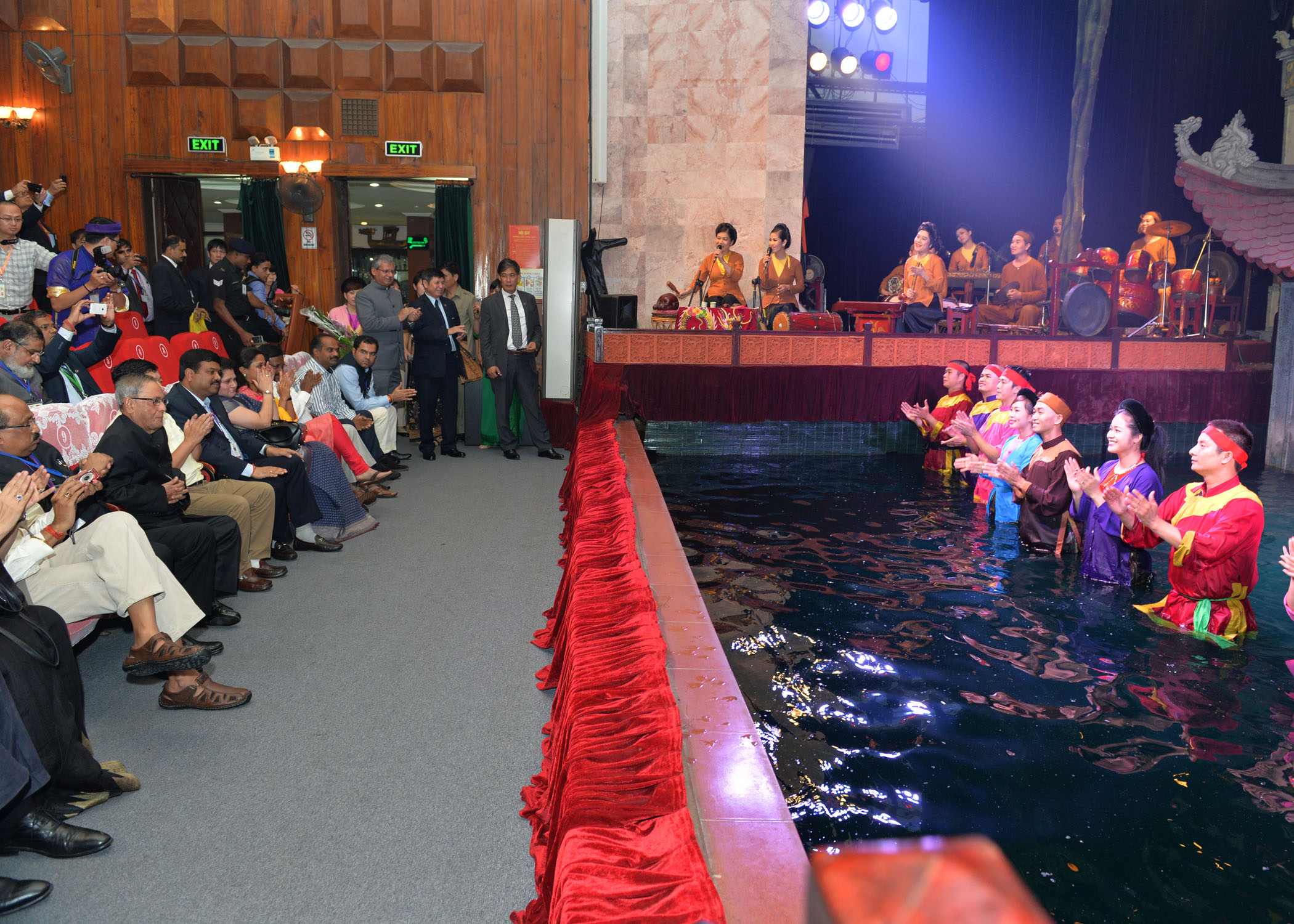 The President of India, Shri Pranab Mukherjee appreciating the artists after witnessing Water Puppet Show at Hano in Vietnam on September 14, 2014. 