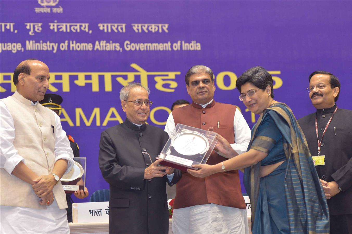 The President of India, Shri Pranab Mukherjee presenting the Rajbhasha awards on the occasion of Hindi Divas in New Delhi on September 14, 2015.