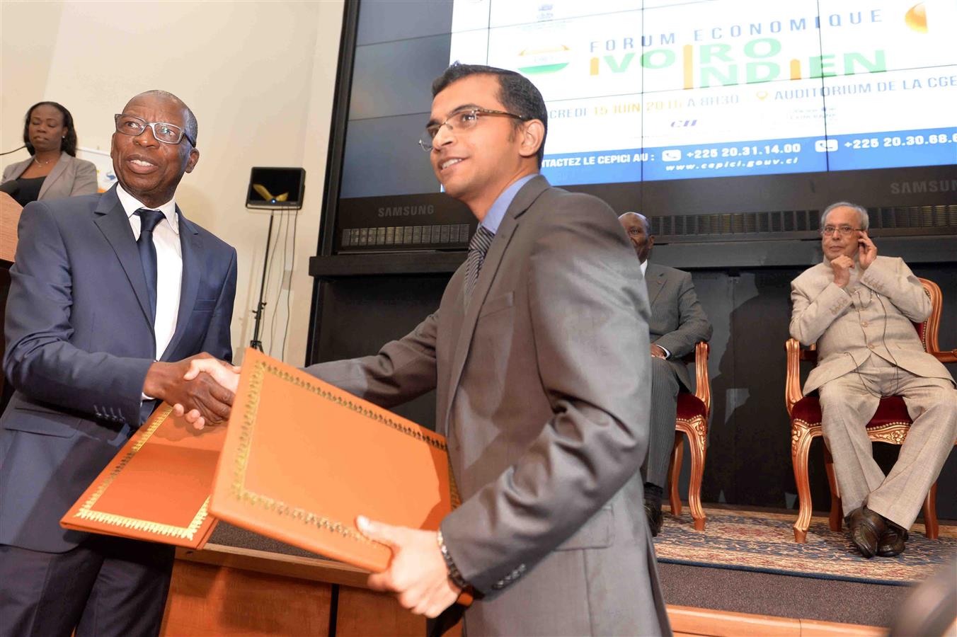 The President of India, Shri Pranab Mukherjee witnessing the exchange of MOU between CII and CEPICI at Federation of Ivorian Business Enterprises in Republic of Cote D’ivoire in Abidjan on June 15, 2016. 