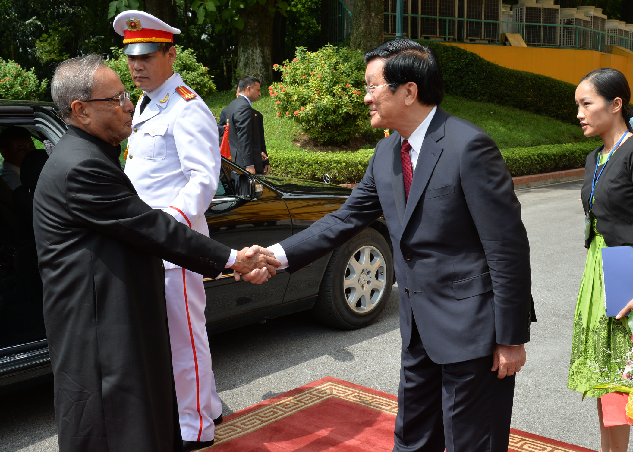 The President of India, Shri Pranab Mukherjee being received by the President of the Socialist Republic of Vietnam, H.E. Mr. Truong Tan Sang at Presidential Palace in Hanoi, Vietnam on September 15, 2014. 