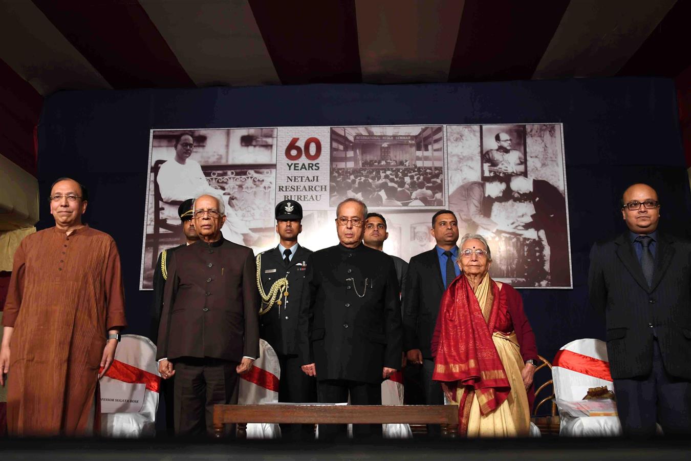 भारत के राष्ट्रपति, श्री प्रणब मुखर्जी 18 जनवरी, 2017 पश्चिम बंगाल के कोलकाता में 1957 में डॉ. शिशिर कुमार बोस द्वारा स्थापित नेताजी अनुसंधान ब्यूरो के 60वें वर्षगांठ समारोह के उद्घाटन के अवसर पर।