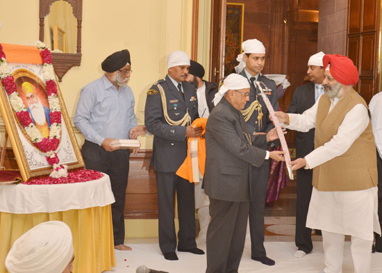 The President of India, Shri Pranab Mukherjee being presented with a kirpan by Shri Balbir Singh at Rashtrapati Bhavan on November 28, 2012 at the Gurubani Recital on the occasion of the birthday of Guru Nanak Devji.