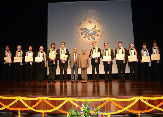 भारत के राष्ट्रपति,श्री प्रणब मुखर्जी 20 जुलाई 2013 को,राष्ट्रपति भवन,नई दिल्ली में राष्ट्रपति भवन के ऑडिटोरियम में हावर्ड क्रोकोडिलोएस द्वारा प्रस्तुत कार्यक्रम का अवलोकन करने के बाद कलाकारों के साथ