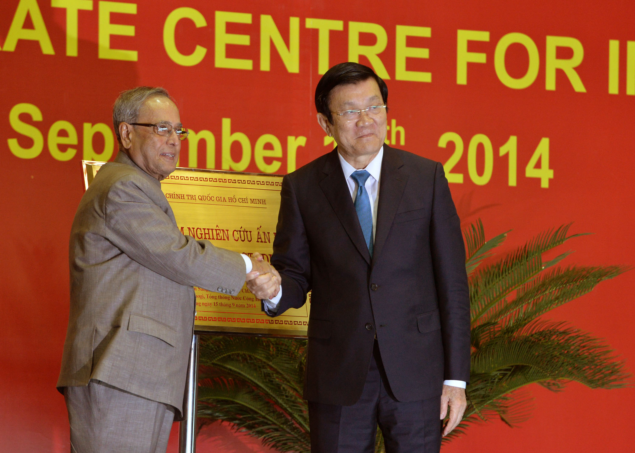 The President of India, Shri Pranab Mukherjee and the President Socialist Republic of Vietnam, H.E. Mr. Truong Tan Sang Jointly inaugurating the Indian Studies Center at Ho Chi Minh Academy of Politics and Public Administration at Hanoi in Vietnam on Sept 