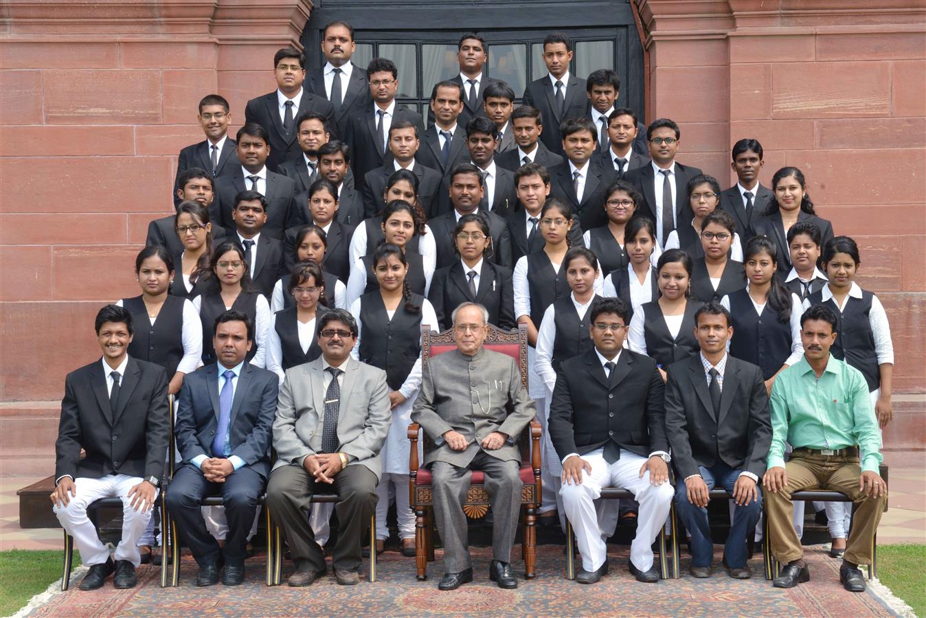 The President of India, Shri Pranab Mukherjee with Students and Teachers from Hooghly Mohsin College, Hooghly at Rashtrapati Bhavan on September 17, 2015.