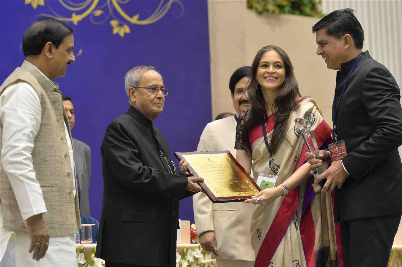 भारत के राष्ट्रपति, श्री प्रणब मुखर्जी 18 सितम्बर 2015 को, विज्ञान भवन में राष्ट्रीय पर्यटन पुरस्कार प्रदान करते हुए।