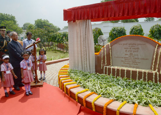 भारत के राष्ट्रपति, श्री प्रणब मुखर्जी 25 जुलाई 2013 को राष्ट्रपति संपदा, नई दिल्ली में राष्ट्रपति संपदा के रहवासियों के लिए ‘प्रणब मुखर्जी जन पुस्तकालय’ का उद्घाटन करते हुए।