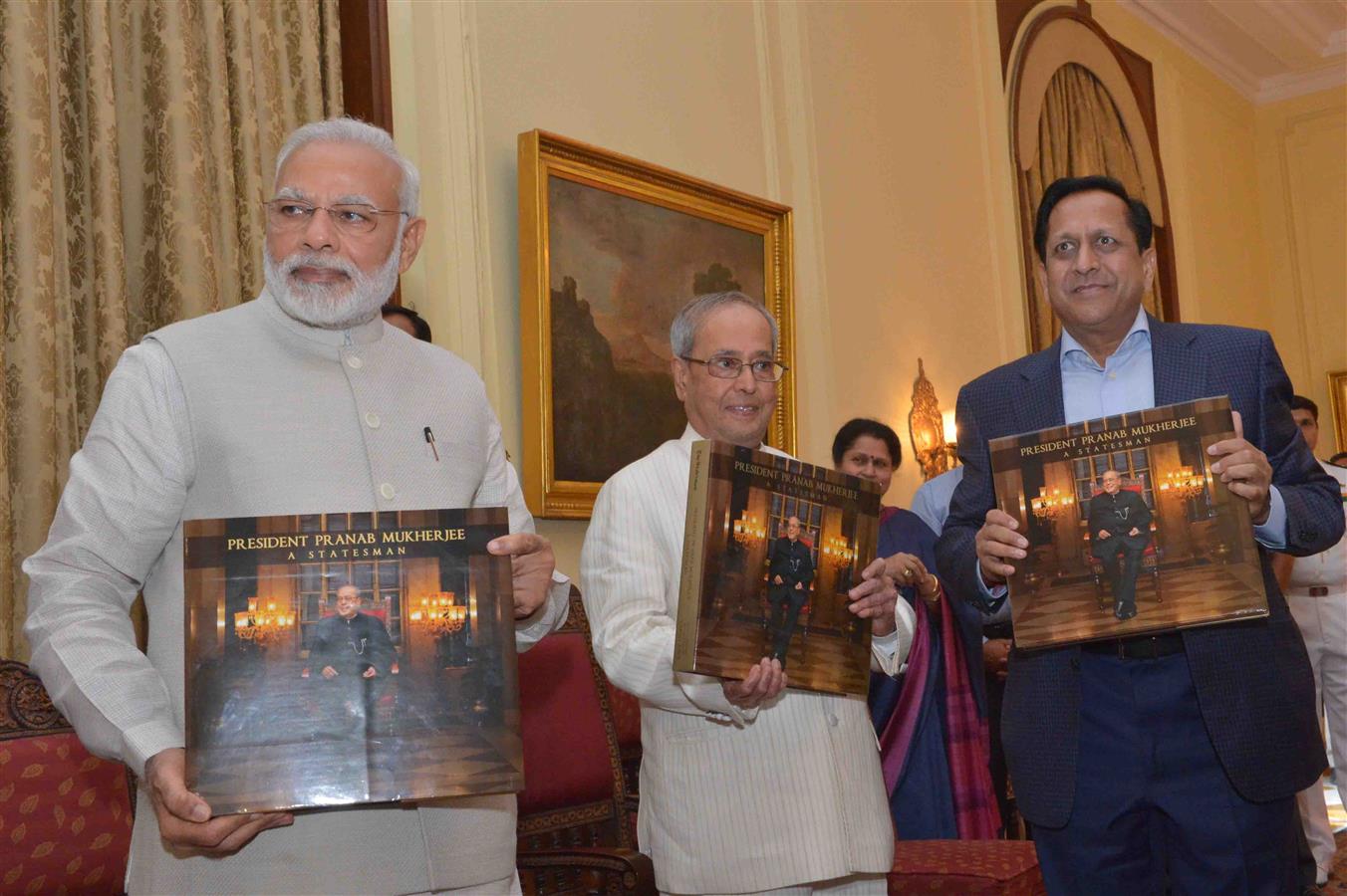 भारत के राष्ट्रपति, श्री प्रणब मुखर्जी 02 जुलाई, 2017 को राष्ट्रपति भवन में भारत के प्रधानमंत्री, श्री नरेन्द्र मोदी से ‘प्रेजिडेंट प्रणब मुखर्जी- ए स्टेट्समैन’ पुस्तक जिसका उन्होंने राष्ट्रपति भवन में औपचारिक विमोचन किया, की प्रथम प्रति प्राप्त करते हुए।