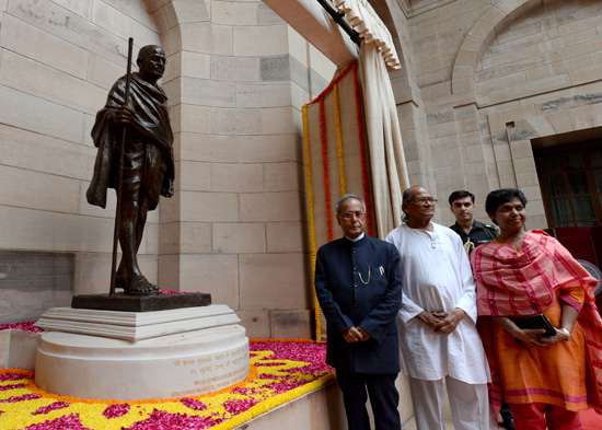 भारत के राष्ट्रपति, श्री प्रणब मुखर्जी 25 जुलाई 2013 को राष्ट्रपति भवन, नई दिल्ली में श्री राम सुतार द्वारा बनाई गई महात्मा गांधी की मूर्ति का अनावरण करते हुए।