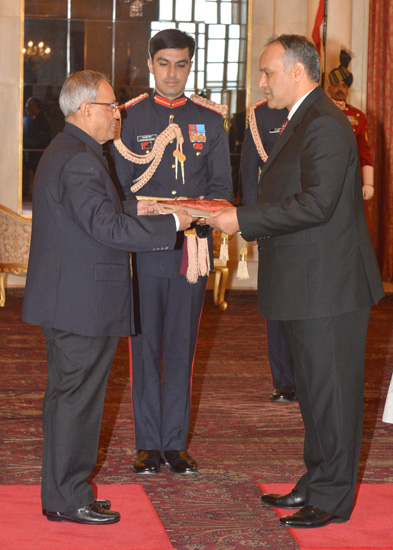 लिबिया के राजदूत, महामहिम श्री अली अब्द-अल-अज़ीज़ इसावी 22 जनवरी 2013 को राष्ट्रपति भवन, नई दिल्ली में भारत के राष्ट्रपति, श्री प्रणब मुखर्जी को परिचय पत्र प्रस्तुत करते हुए।