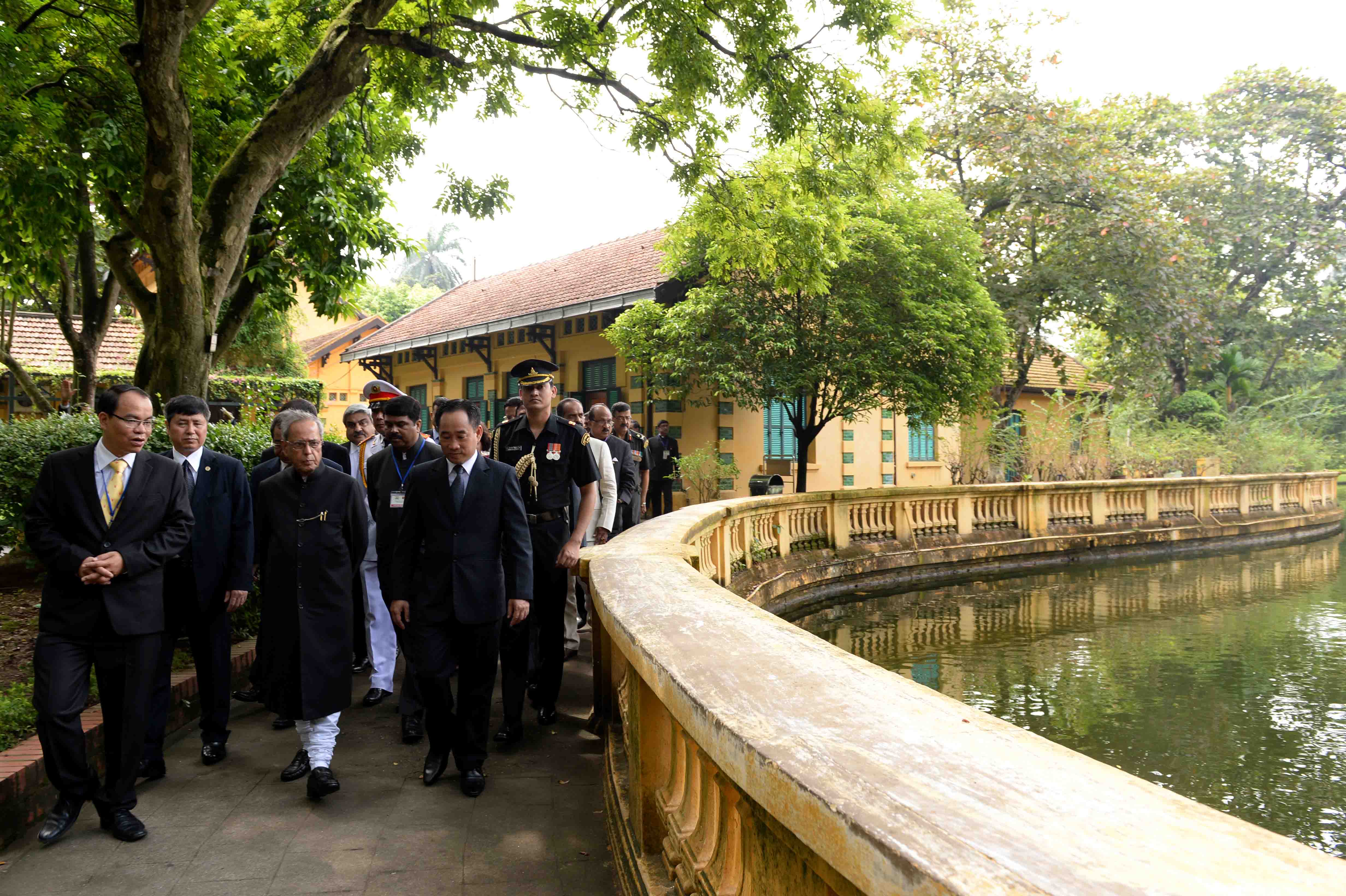 भारत के राष्ट्रपति, श्री प्रणब मुखर्र्जी 15 सितम्बर 2014 को हनोई, वियतनाम में, हो चि मिन्ह रेजिडेंस कॉम्प्लेक्स का भ्रमण करते हुए। 