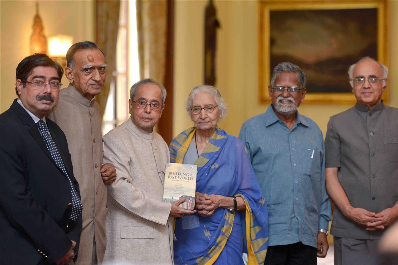 भारत के राष्ट्रपति, श्री प्रणब मुखर्जी 21 सितंबर 2015 को राष्ट्रपति भवन में, "बिल्डिंग ए जस्ट वर्ल्ड: एस्सेज इन ऑनर ऑफ मुचकुंद दुबे " नामक पुस्तक की प्रथम प्रति प्राप्त करते हुए