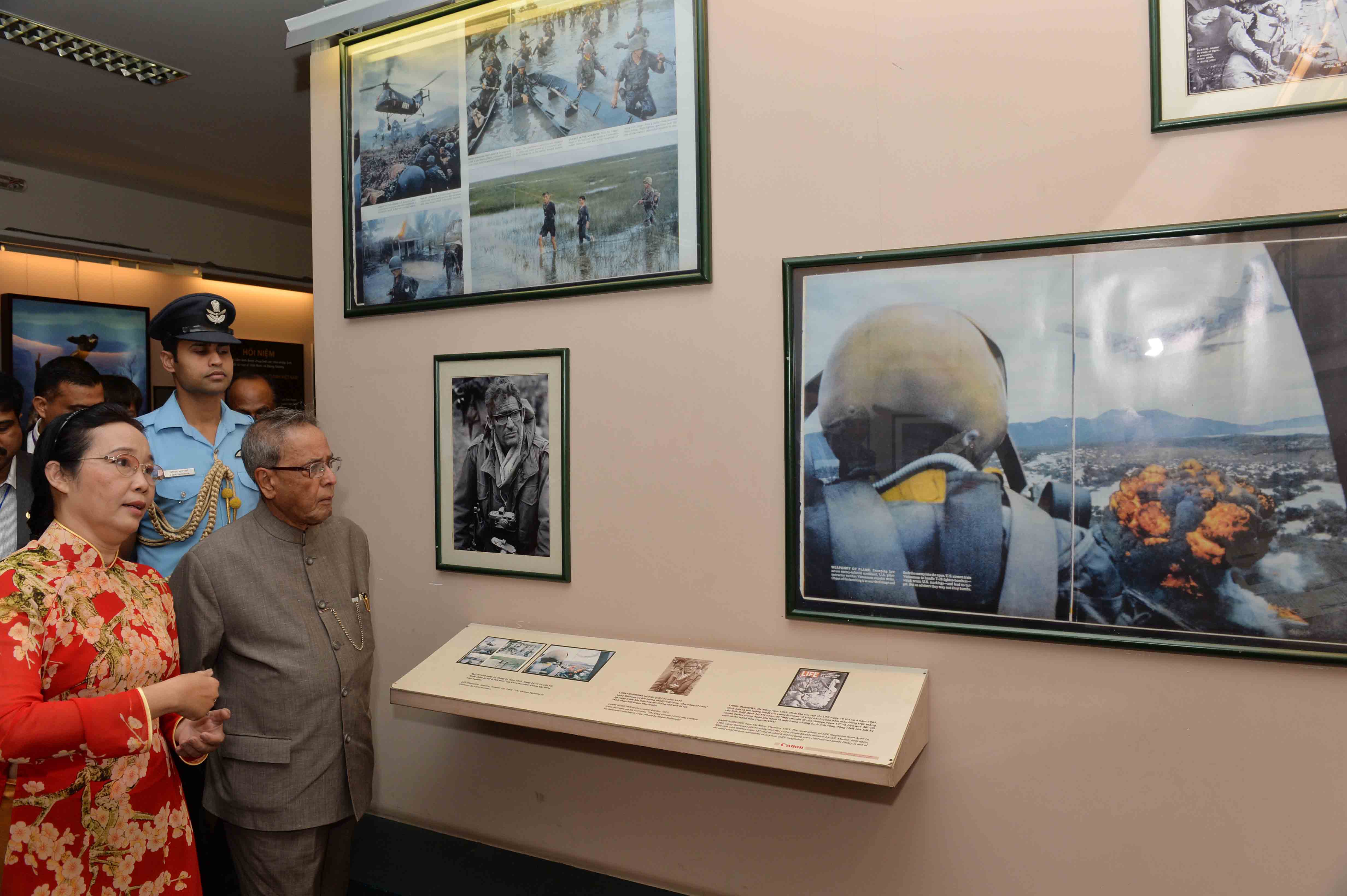 भारत के राष्ट्रपति, श्री प्रणब मुखर्जी 16 सितंबर, 2014 को हो ची मिन्ह शहर में युद्ध अवशेष संग्रहालय का दौरा करते हुए। 