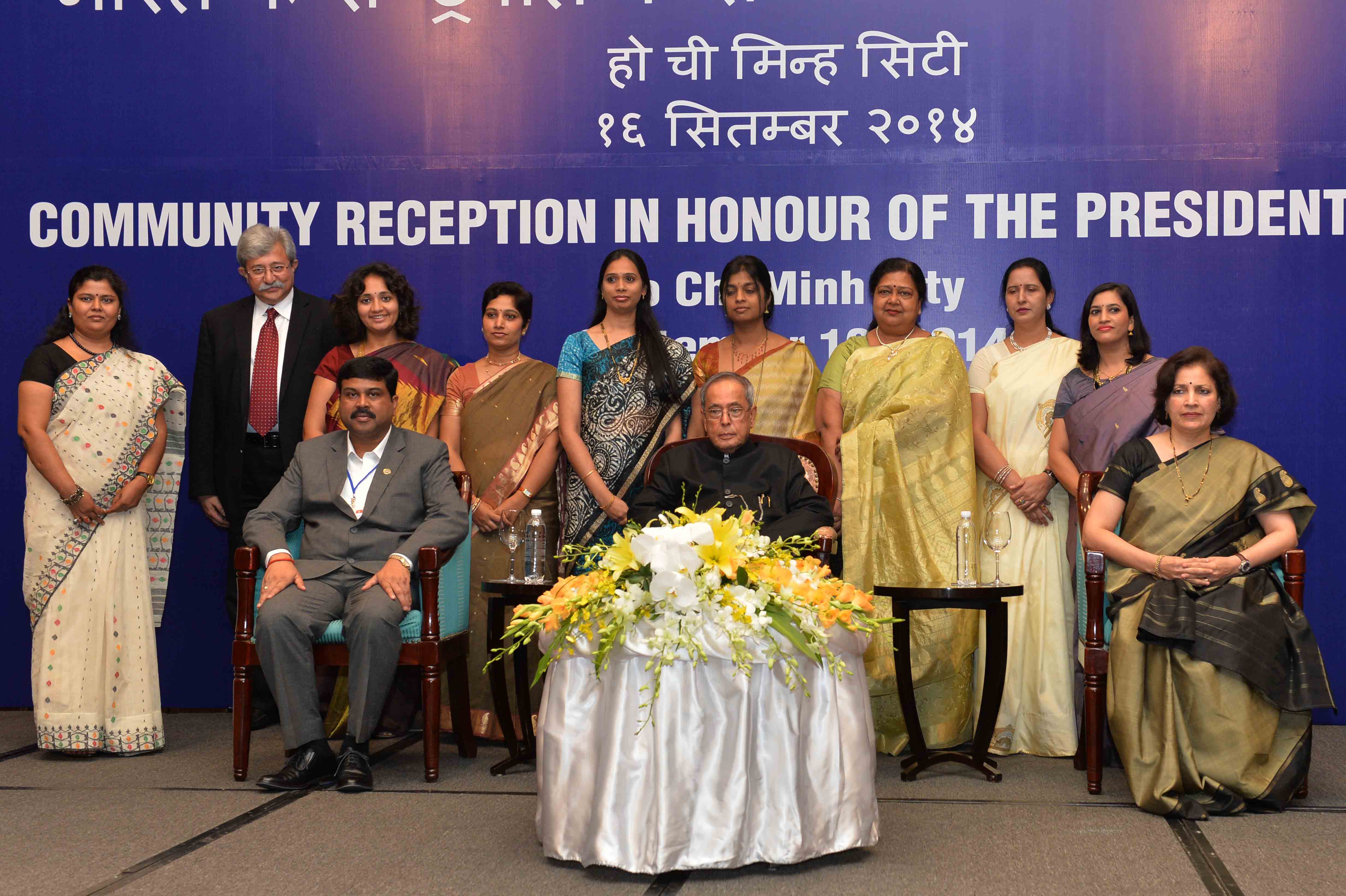 The President of India, Shri Pranab Mukherjee with a group of members of the Indian community in Ho Chi Minh City on September 16, 2014 during the Reception hosted by the Ambassador of India to Vietnam. 