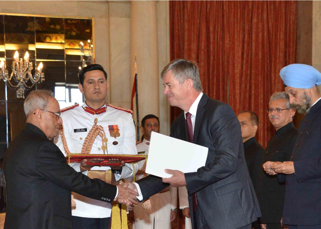 The Ambassador of the Czech Republic, H.E. Mr. Milan Hovorka presenting his Credential to the President of India, Shri Pranab Mukherjee at Rashtrapati Bhavan on September 28, 2015.