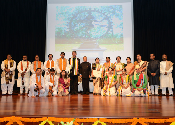 The President of India, Shri Pranab Mukherjee with the artists after witnessing a performance by the faculty & students of Sangit Bhavana, Visva-Bharati’ Santiniketan at Rashtrapati Bhavan Auditorium In New Delhi on January 24, 2014. 