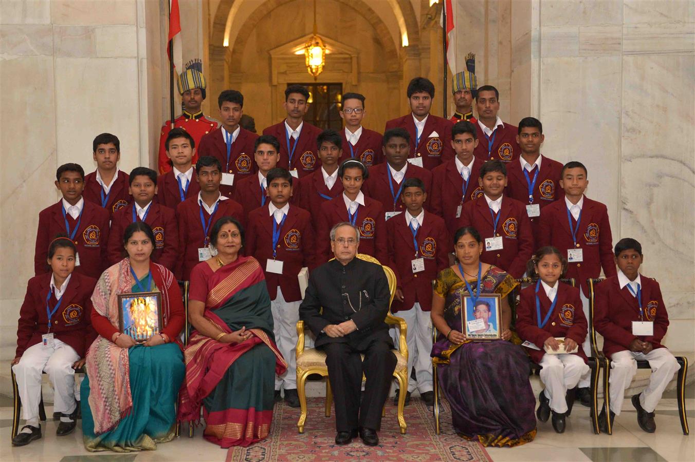 The President of India, Shri Pranab Mukherjee with Winners of National Bravery Awards children at Rashtrapati Bhavan on January 22, 2016. 