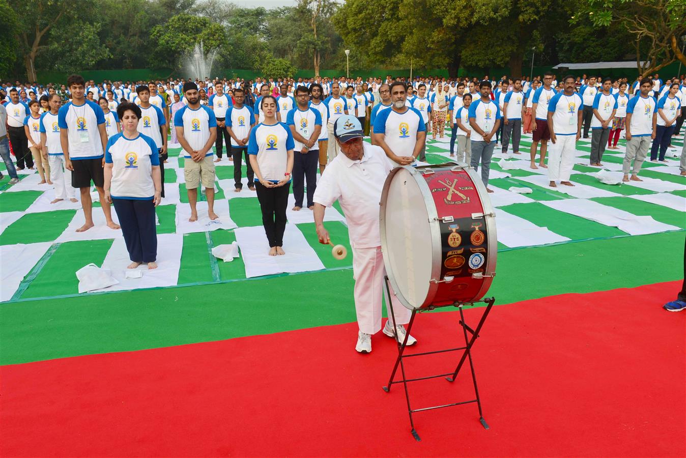 The President of India, Shri Pranab Mukherjee inaugurating the 2nd International Day of Yoga at Rashtrapati Bhavan on June 21, 2016. 