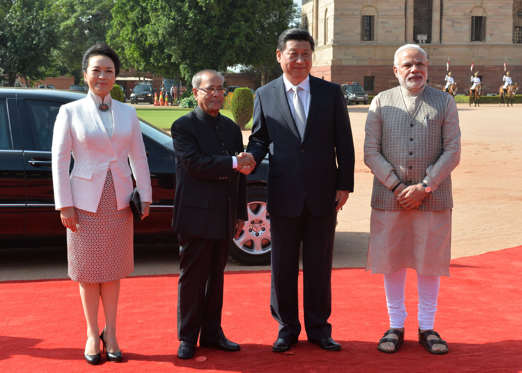 The President of India, Shri Pranab Mukherjee receiving the President of the People’s Republic of China, H.E. Mr. Xi Jinping on his Ceremonial Reception at the Forecourt of Rashtrapati Bhavan on September 18, 2014. 