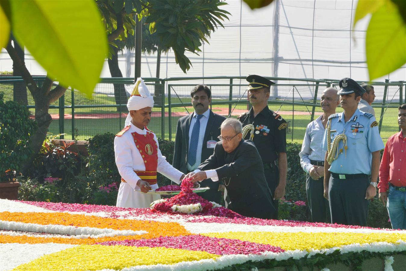 भारत के राष्ट्रपति, श्री प्रणब मुखर्जी 2 अक्तूबर 2015 को लाल बहादुर शास्त्री की 111वीं जन्म जयंती पर, नई दिल्ली के विजयघाट में उनकी समाधि पर पुष्पांजलि अर्पित करते हुए