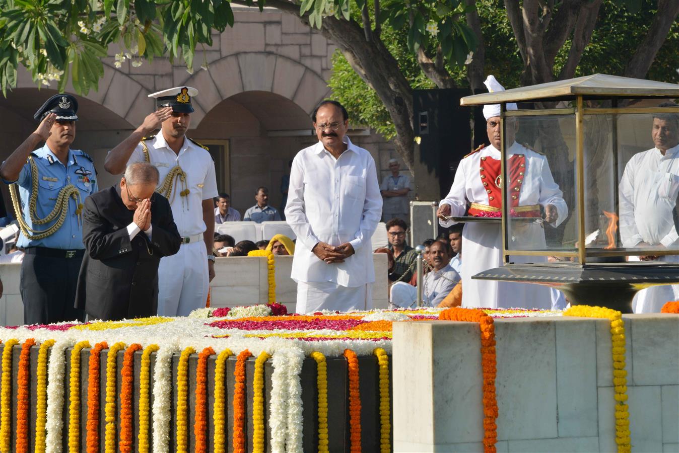 भारत के राष्ट्रपति, श्री प्रणब मुखर्जी 2 अक्तूबर 2015 को महात्मा गांधी की 146वीं जन्म जयंती पर, नई दिल्ली के राजघाट में उनकी समाधि पर श्रद्धांजलिअर्पित करते हुए