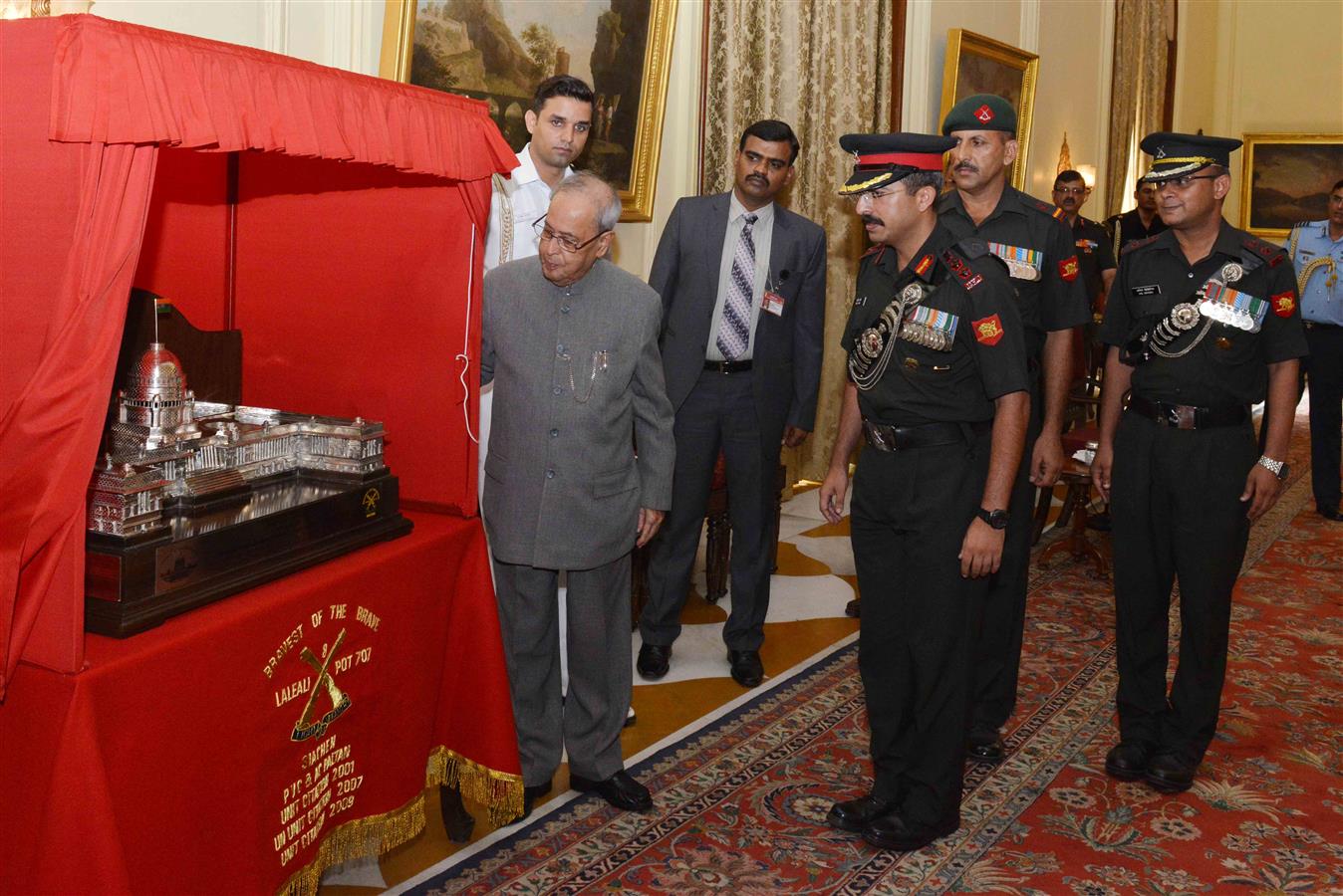 The President of India, Shri Pranab Mukherjee unveiling the Trophy of 30th Year of Siachen Operation at Rashtrapati Bhavan on June 26, 2016 during the meeting with Veer Naris (War Widows) attending Pilgrimage Tour organised by the 8th JAK LI (SIACHEN). 