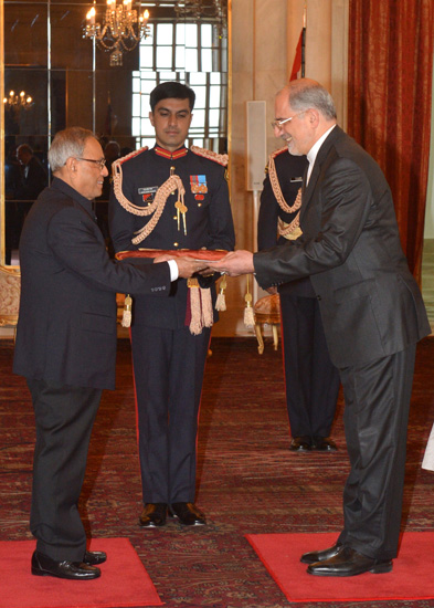 The Ambassador of the Islamic Republic of Iran, His Excellency Mr. Gholamreza Ansari presenting his credentials to the President of India, Shri Pranab Mukherjee at Rashtrapati Bhavan in New Delhi on January 22, 2013.