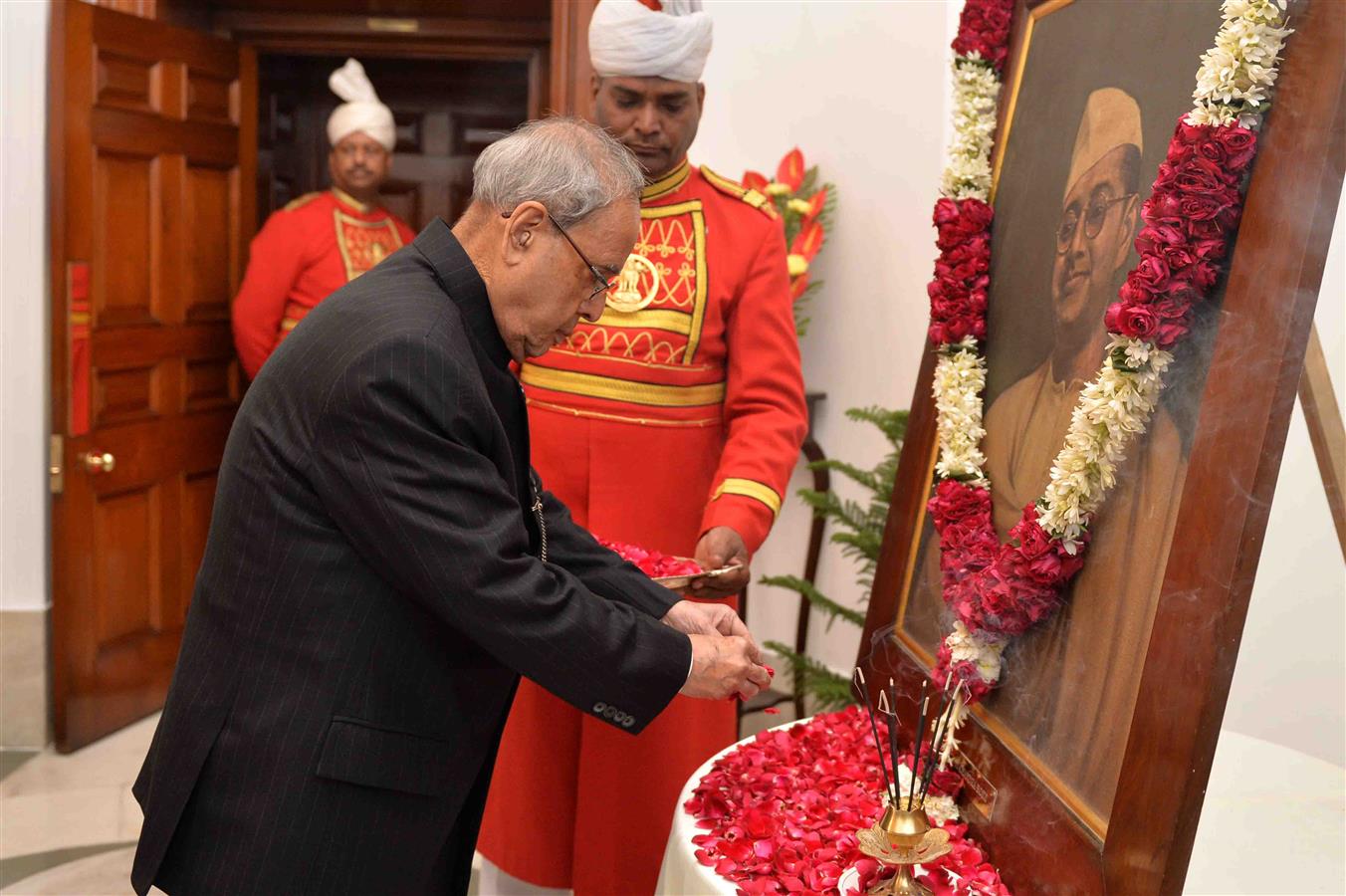 The President of India, Shri Pranab Mukherjee paying floral tributes at the portrait of Netaji Subhash Chandra Bose on the occasion of his Birth Anniversary at Rashtrapati Bhavan on January 23, 2016. 