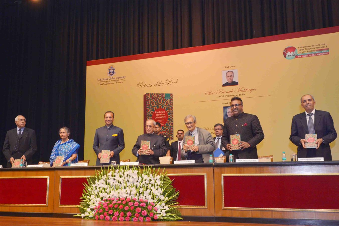 भारत के राष्ट्रपति, श्री प्रणब मुखर्जी 17 जुलाई, 2017 को राष्ट्रपति भवन में नोबेल विजेता प्रो. अमर्त्य सेन द्वारा विमोचित पुस्तक ‘फ्यूचर ऑफ इंडियन यूनिवर्सिटिज : कम्प्रेटिव एंड इंटरनेशनल पर्सपेक्टिव्स’ पुस्तक की प्रथम प्रति ग्रहण करते हुए